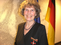 Verleihung des Bundesverdienstkreuzes an Heidrun Mollenkopf durch Bundesministerin Annette Schavan
